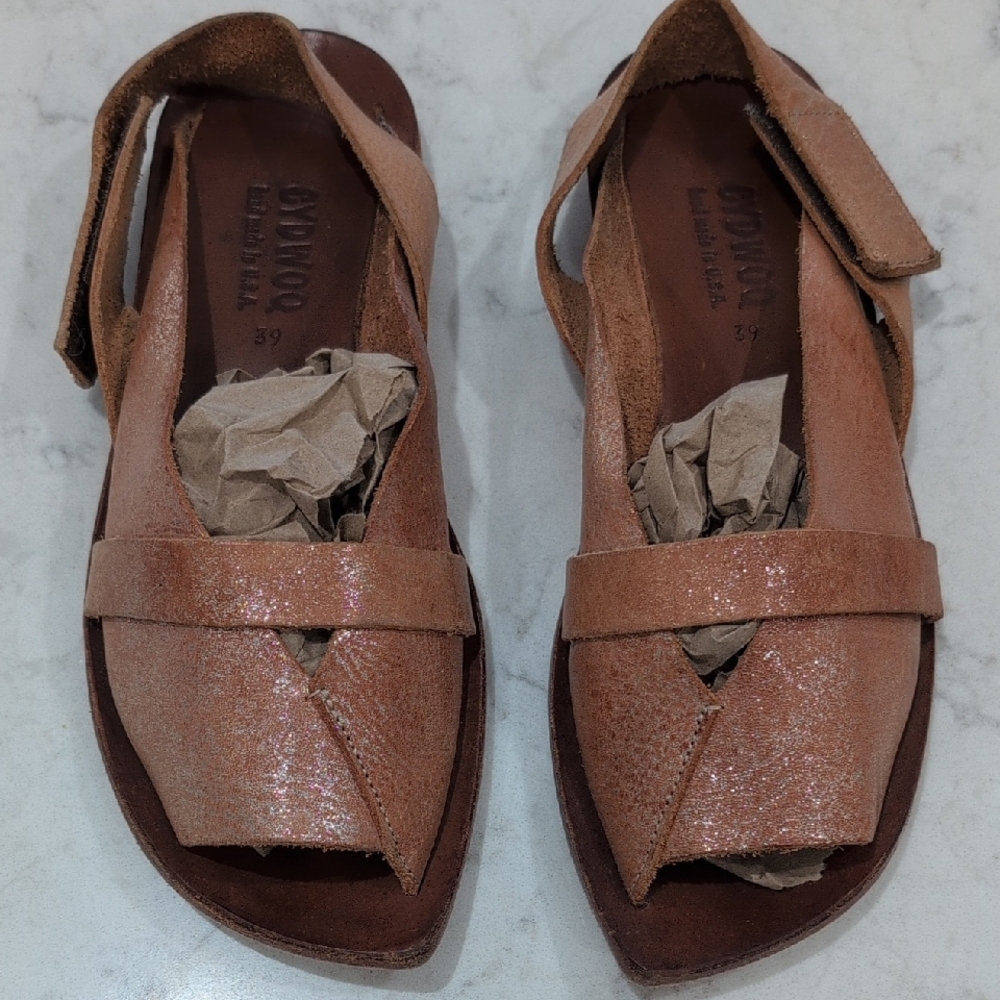 Cydwoq Women's Shimmering Tan Sandals